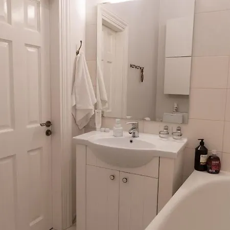 Apartament Elegant In Historical Centre & Free Locked Parking *