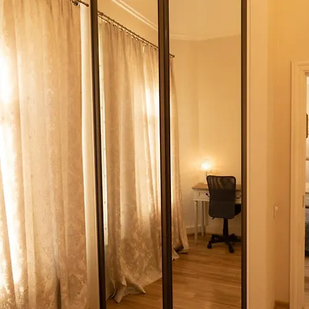 Elegant In Historical Centre & Free Locked Parking Apartament