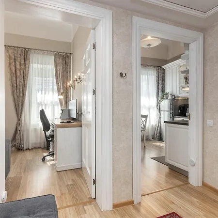 Elegant In Historical Centre & Free Locked Parking *