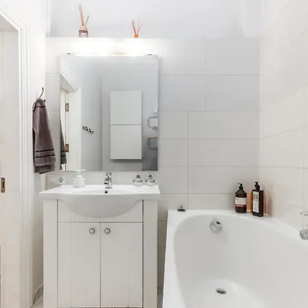 Elegant In Historical Centre & Free Locked Parking *