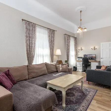 Elegant In Historical Centre & Free Locked Parking