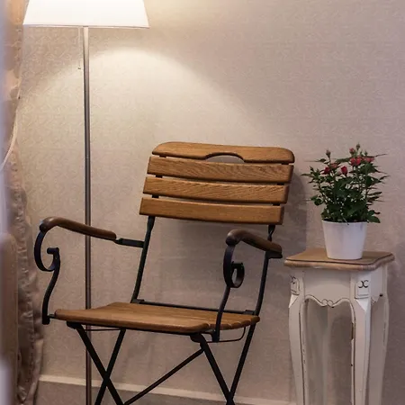 Elegant In Historical Centre & Free Locked Parking *