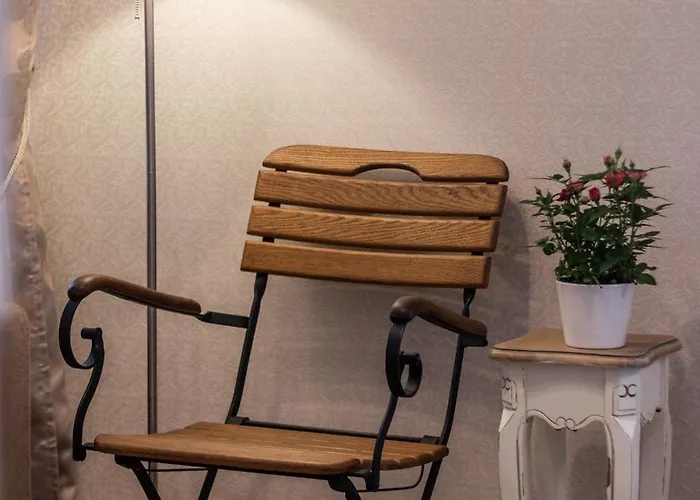 Elegant In Historical Centre & Free Locked Parking *