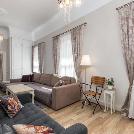 Elegant In Historical Centre & Free Locked Parking 아파트 *