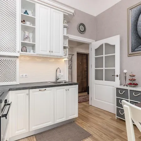 Elegant In Historical Centre & Free Locked Parking Апартаменты *
