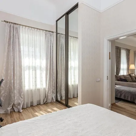 Elegant In Historical Centre & Free Locked Parking アパート *